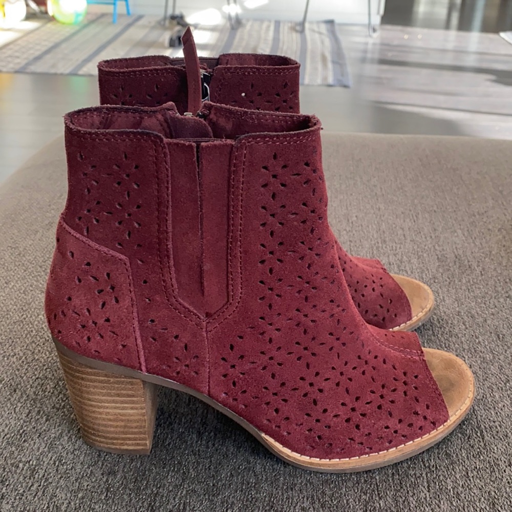 TOMS BERRY OPEN TOE SUEDE HEEL BOOTIES 7.5